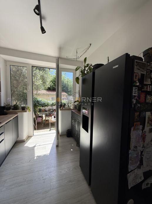 Occasione – Pola, zona centrale: Affascinante villa austro-ungarica con due appartamenti, giardino e taverna