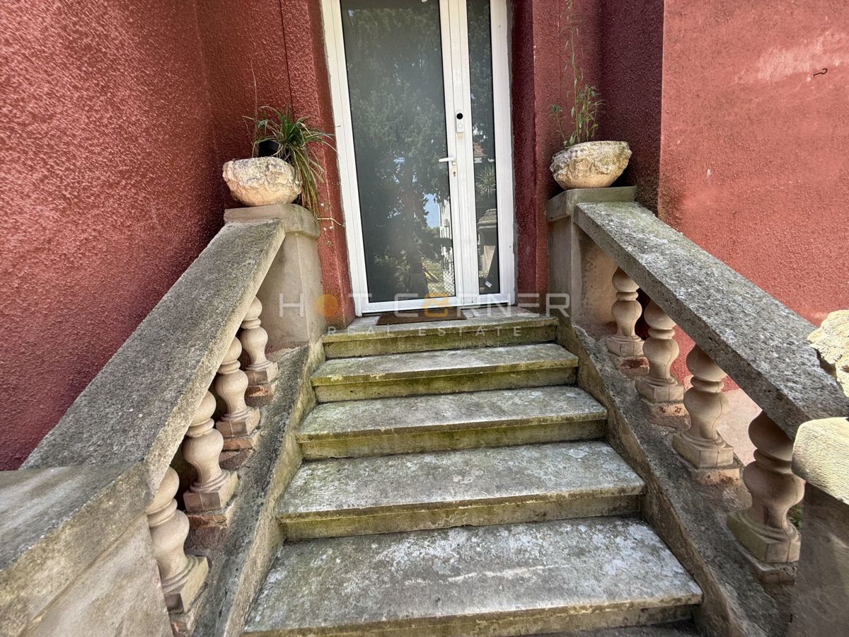 Occasione – Pola, zona centrale: Affascinante villa austro-ungarica con due appartamenti, giardino e taverna
