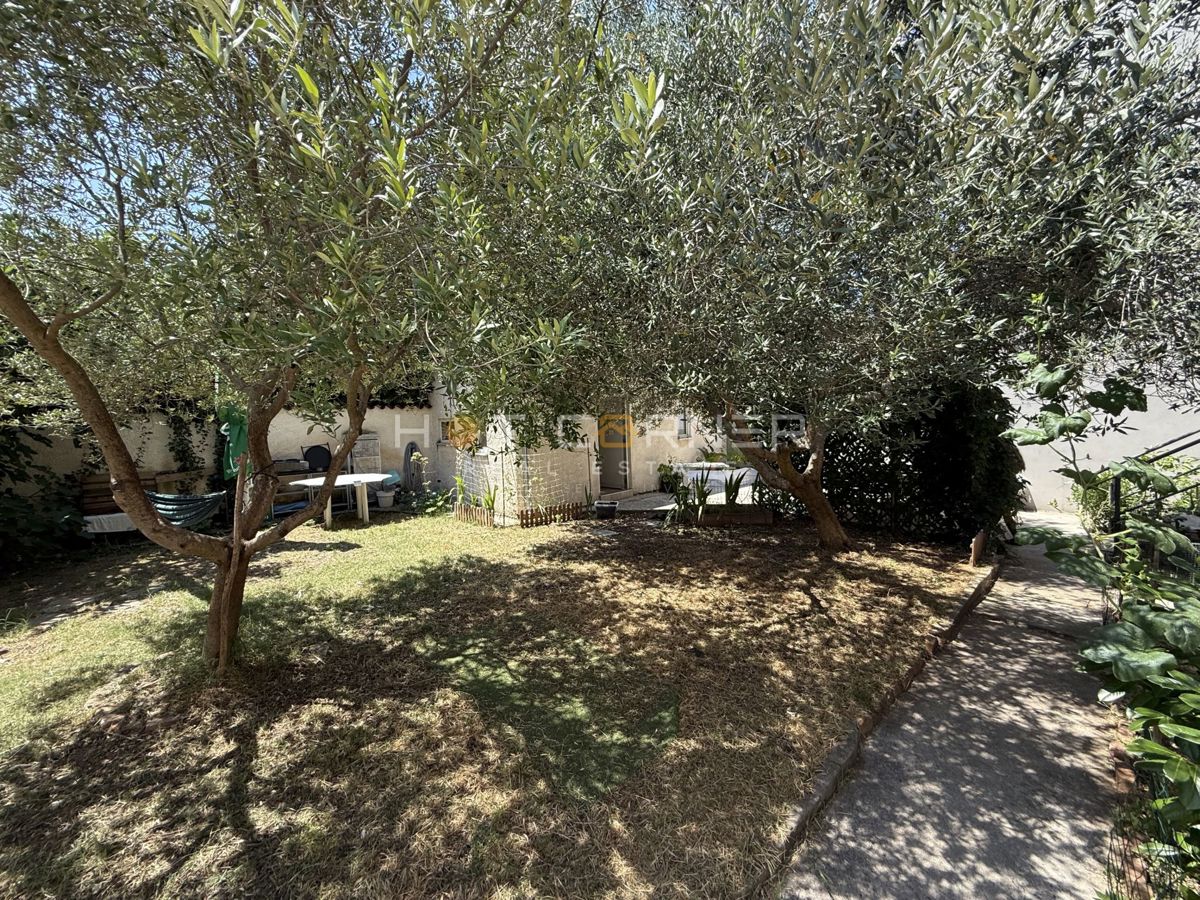 Occasione – Pola, zona centrale: Affascinante villa austro-ungarica con due appartamenti, giardino e taverna