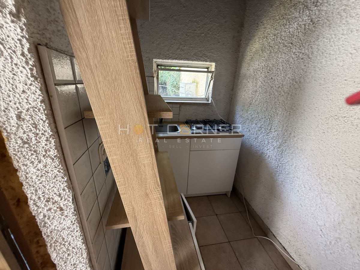 Occasione – Pola, zona centrale: Affascinante villa austro-ungarica con due appartamenti, giardino e taverna