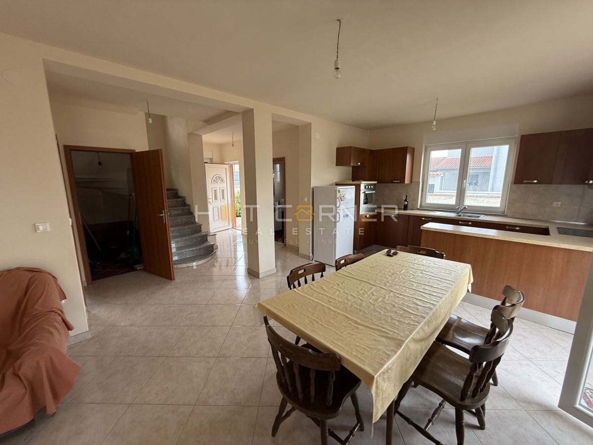 Pola, Šikići, casa familiare, 3 camere da letto, con bel giardino