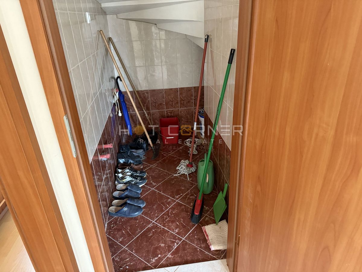 Pola, Šikići, casa familiare, 3 camere da letto, con bel giardino