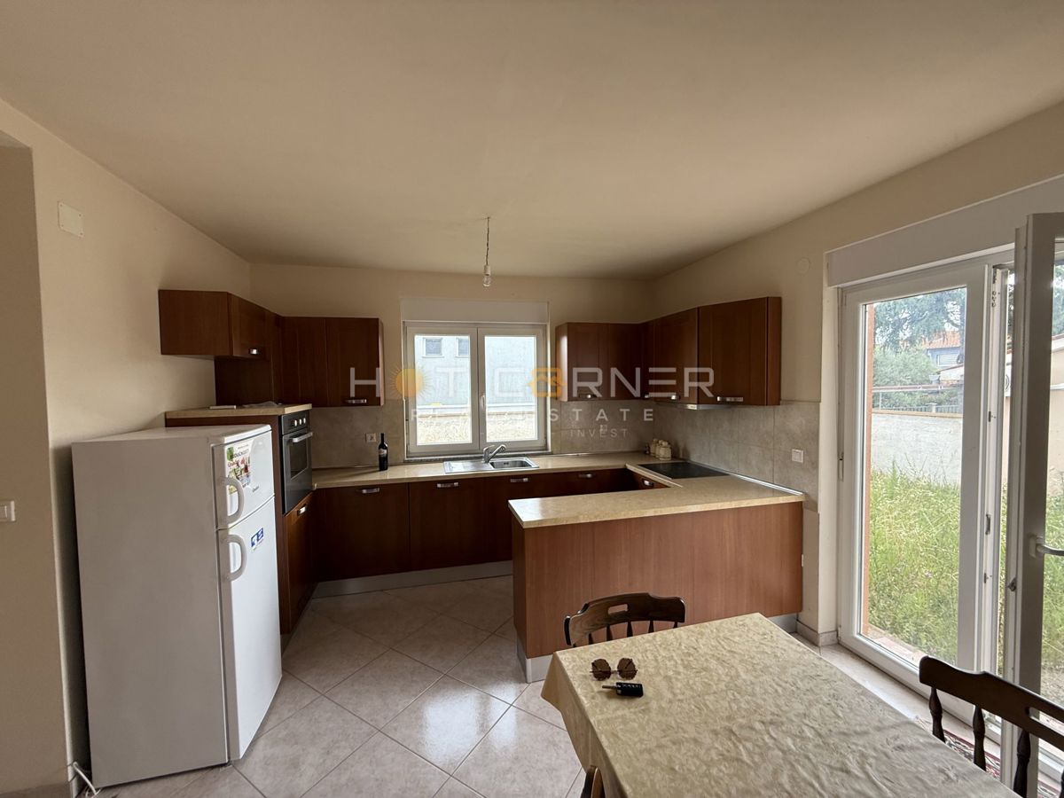 Pola, Šikići, casa familiare, 3 camere da letto, con bel giardino