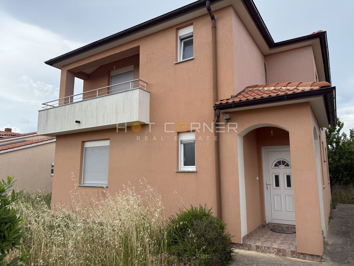 Pola, Šikići, casa familiare, 3 camere da letto, con bel giardino