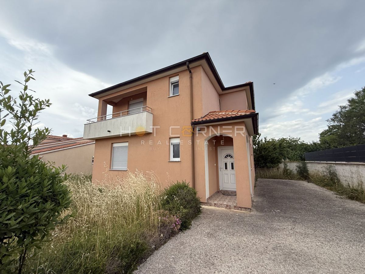 Pola, Šikići, casa familiare, 3 camere da letto, con bel giardino