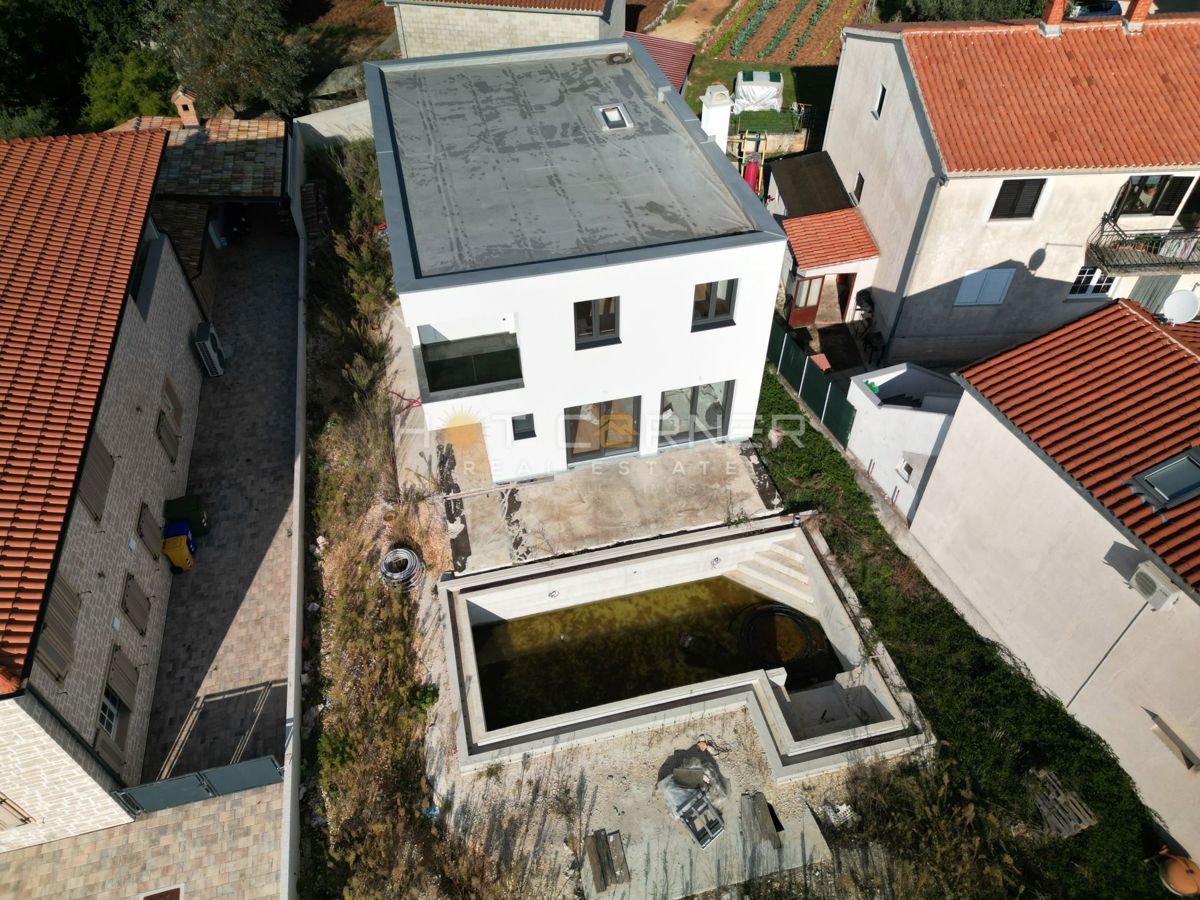 Villa in un borgo idilliaco vicino a Rovigno – un'opportunità rara per uno stile di vita di lusso