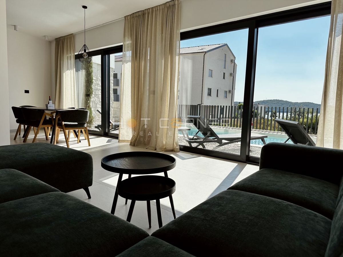 immobiliare di lusso a medulin, 3 ville+barca