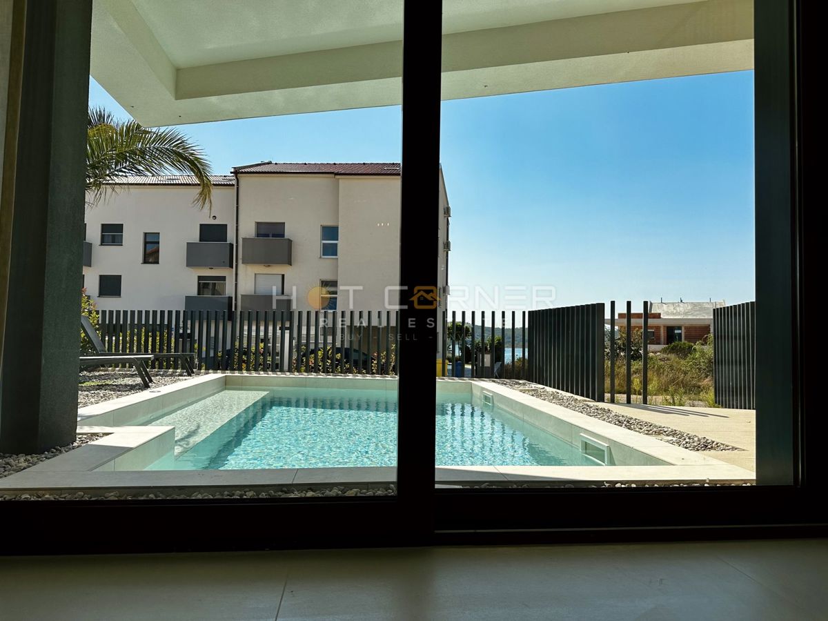 immobiliare di lusso a medulin, 3 ville+barca