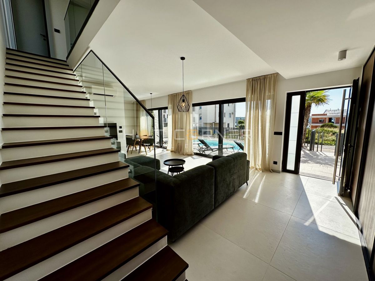 immobiliare di lusso a medulin, 3 ville+barca