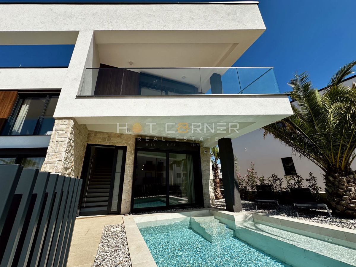 immobiliare di lusso a medulin, 3 ville+barca