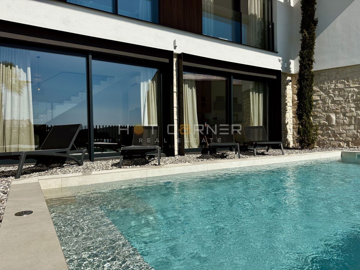 immobiliare di lusso a medulin, 3 ville+barca