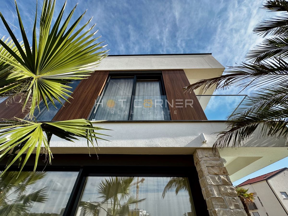 immobiliare di lusso a medulin, 3 ville+barca