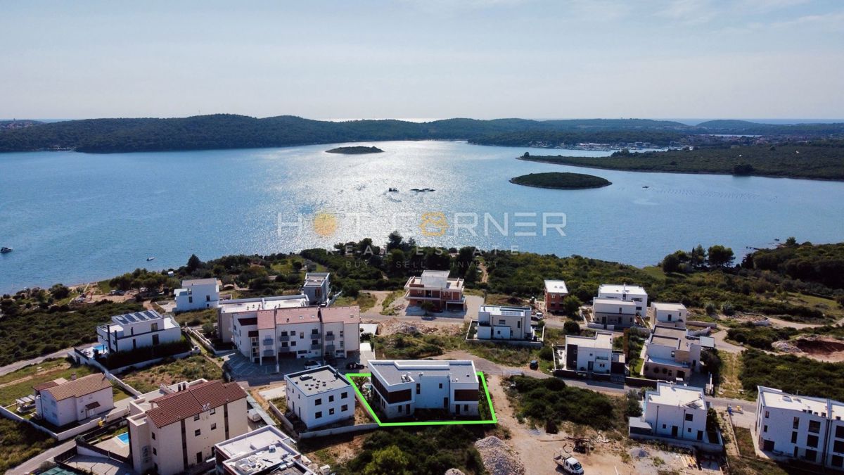 immobiliare di lusso a medulin, 3 ville+barca