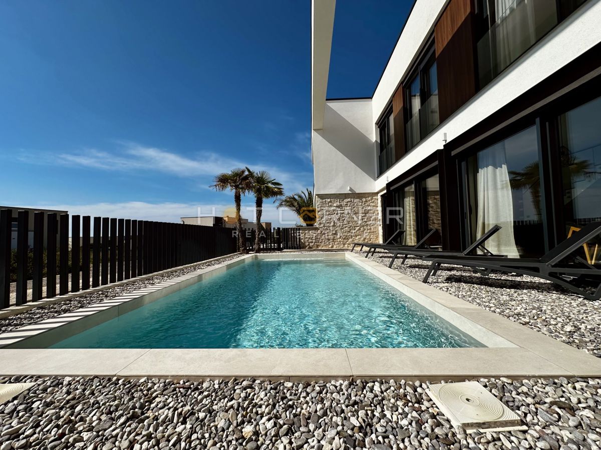 immobiliare di lusso a medulin, 3 ville+barca