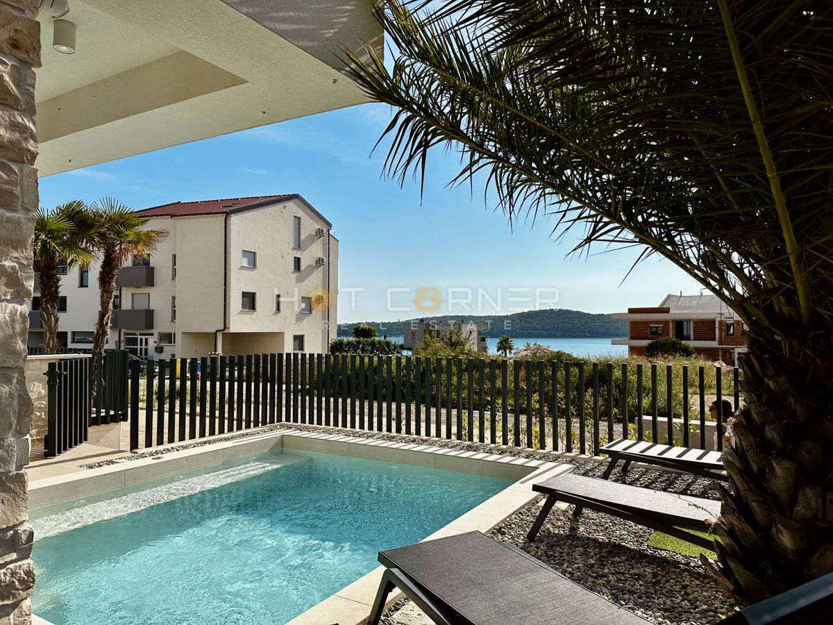 immobiliare di lusso a medulin, 3 ville+barca