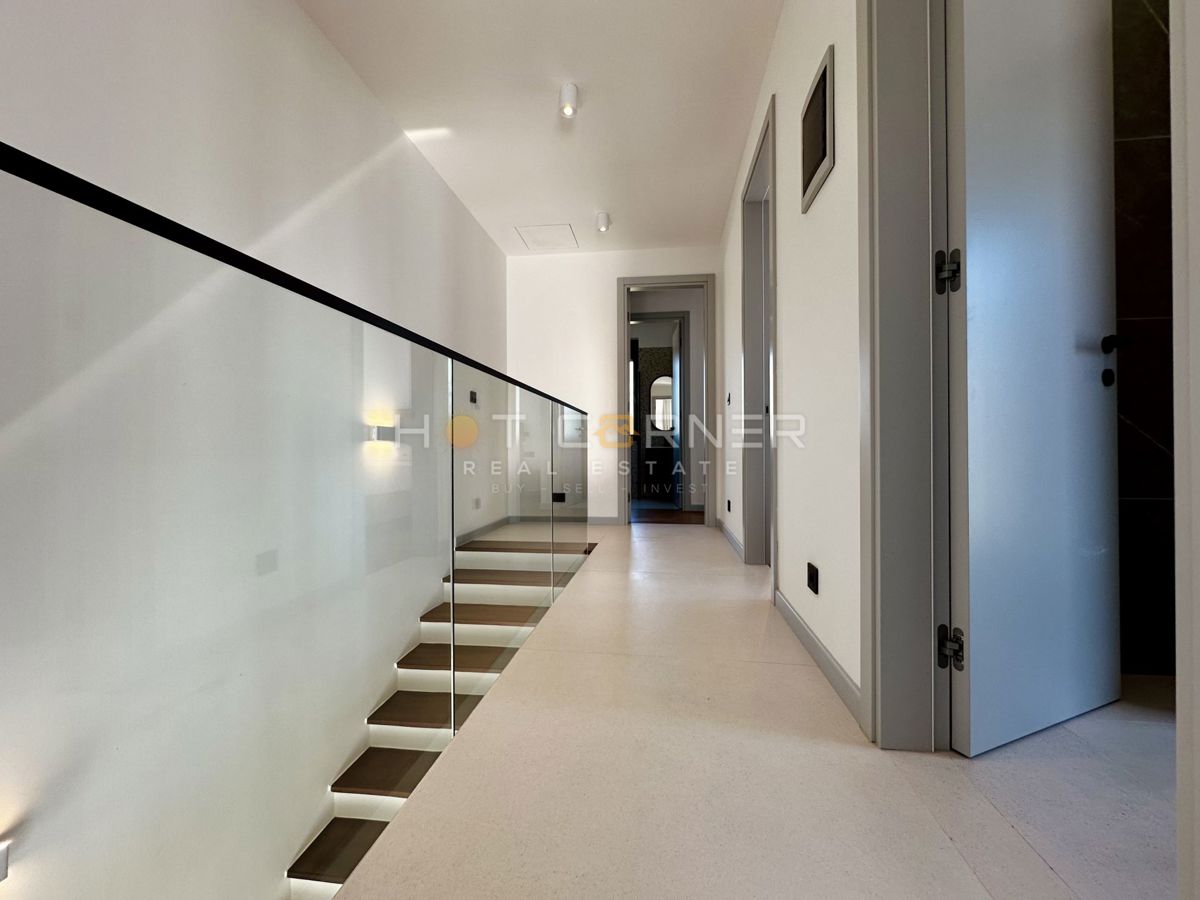 immobiliare di lusso a medulin, 3 ville+barca