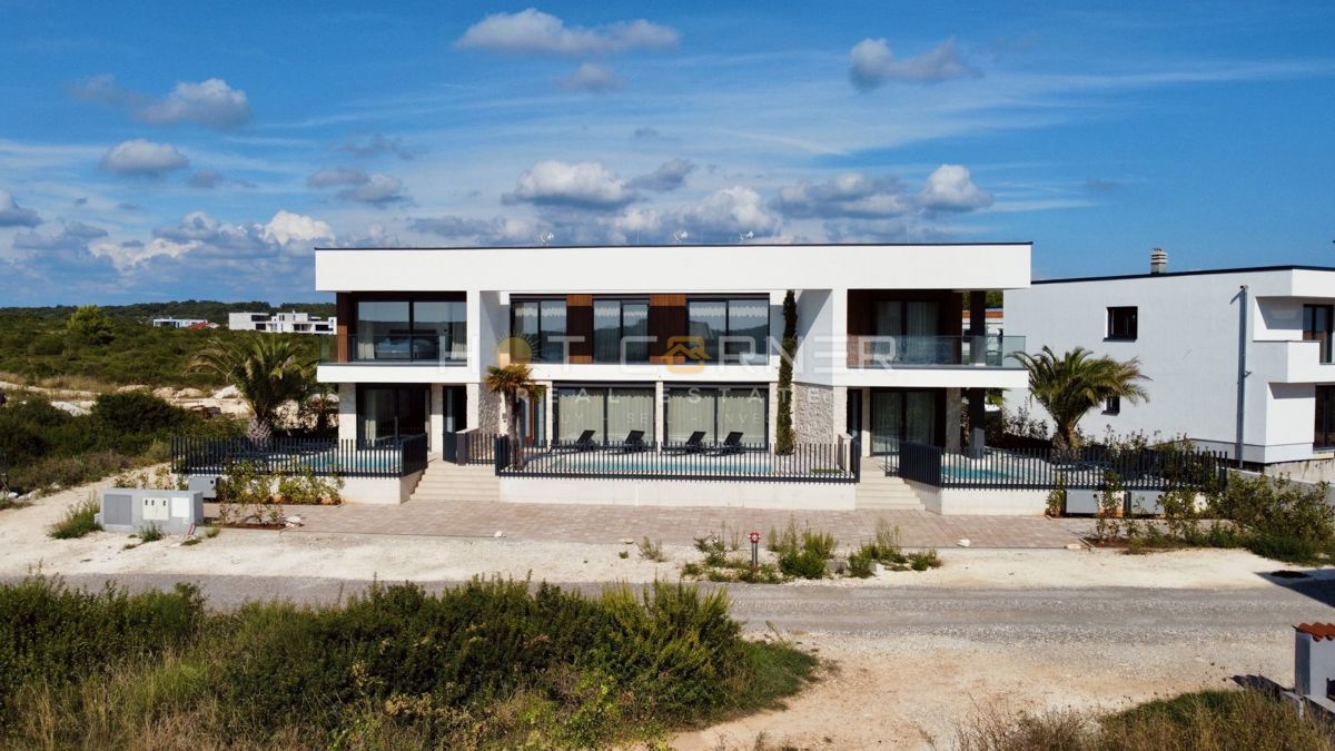 immobiliare di lusso a medulin, 3 ville+barca