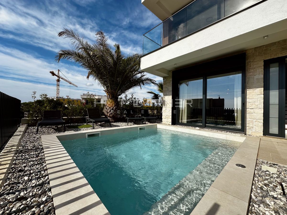 immobiliare di lusso a medulin, 3 ville+barca