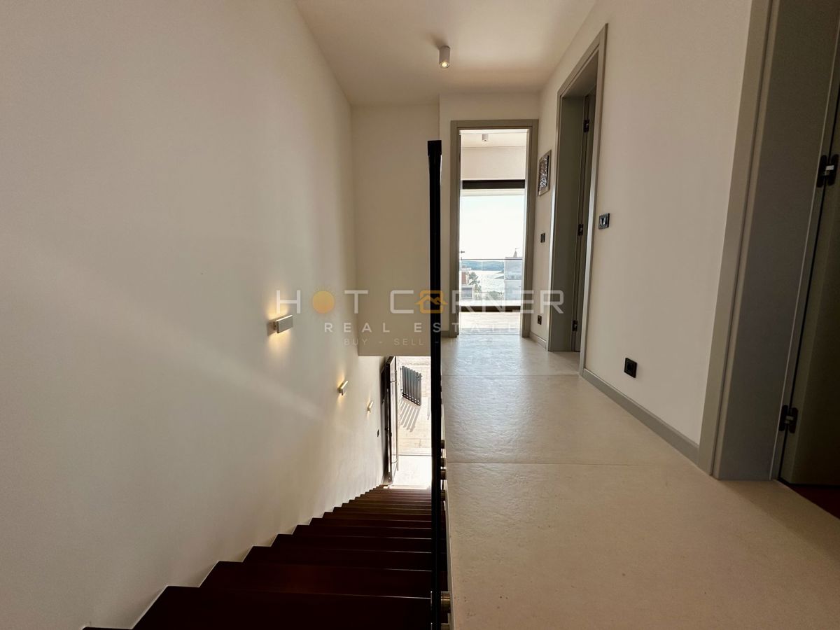 immobiliare di lusso a medulin, 3 ville+barca