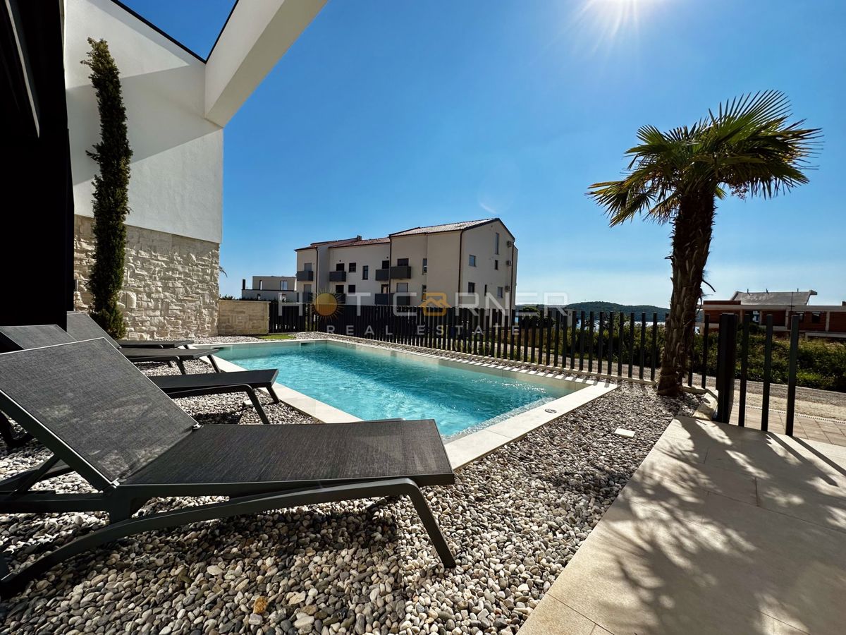 immobiliare di lusso a medulin, 3 ville+barca