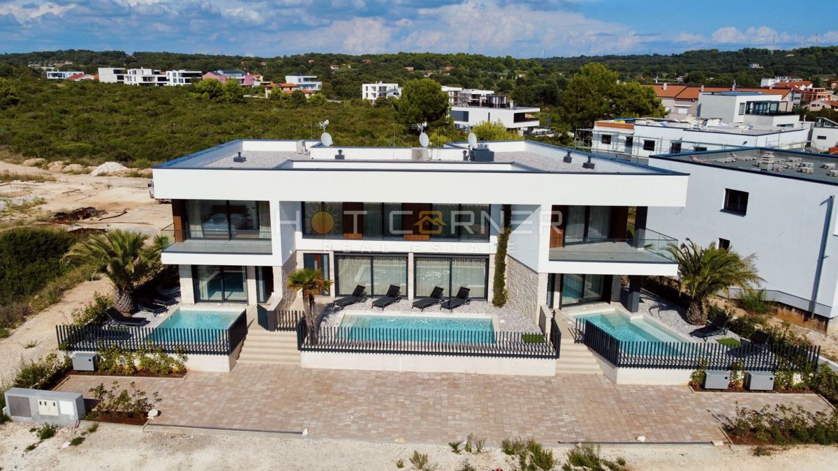 immobiliare di lusso a medulin, 3 ville+barca