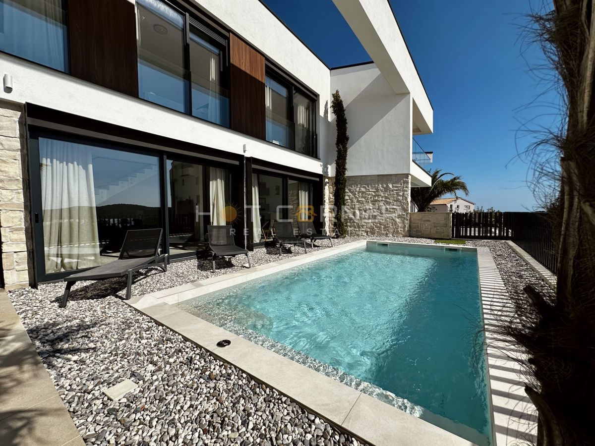 immobiliare di lusso a medulin, 3 ville+barca