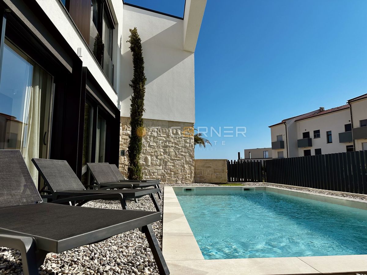 immobiliare di lusso a medulin, 3 ville+barca