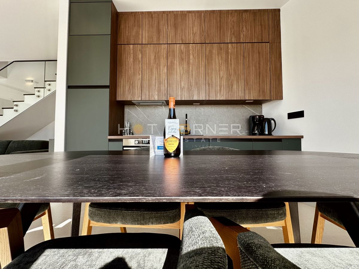 immobiliare di lusso a medulin, 3 ville+barca