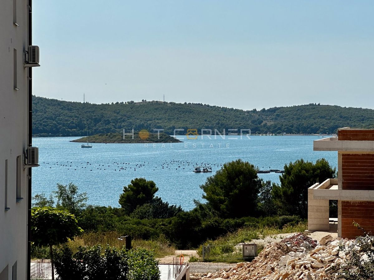 immobiliare di lusso a medulin, 3 ville+barca