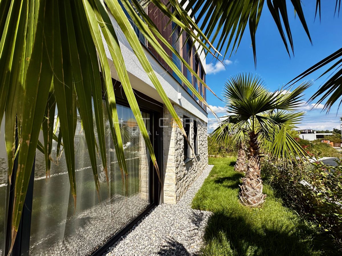 immobiliare di lusso a medulin, 3 ville+barca