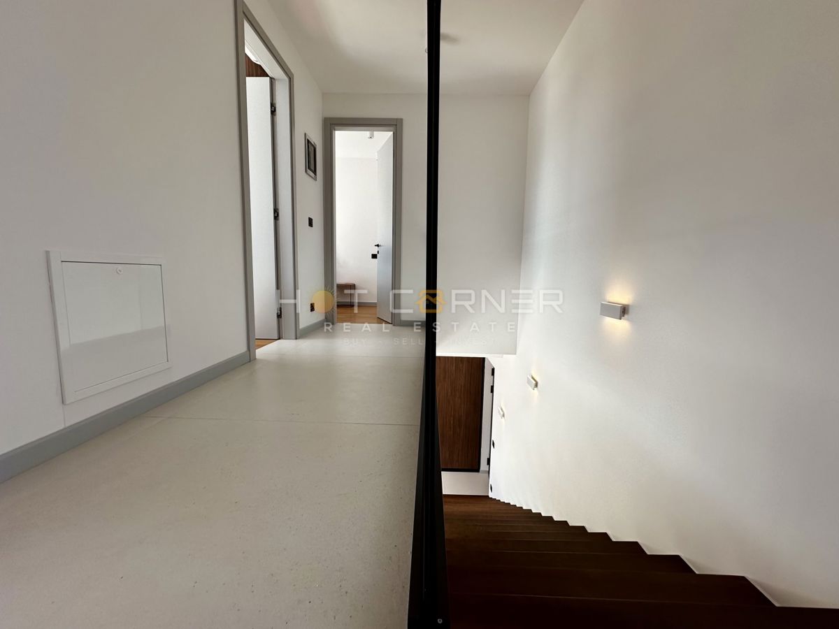 immobiliare di lusso a medulin, 3 ville+barca