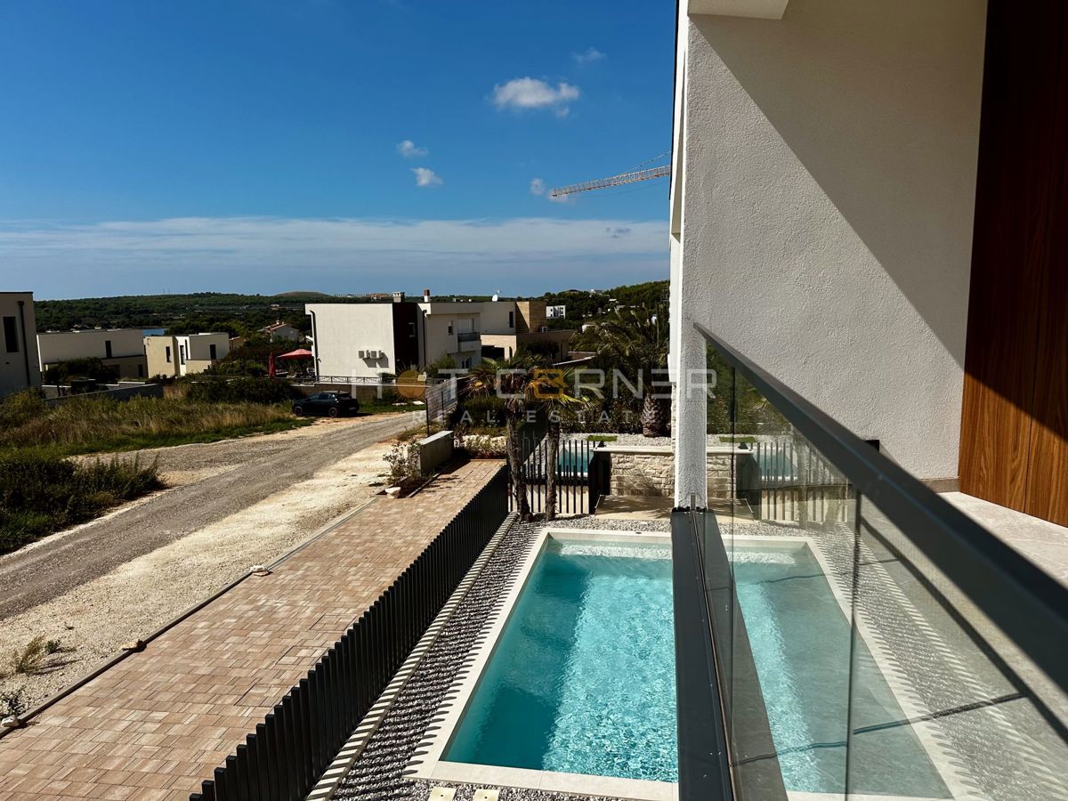 immobiliare di lusso a medulin, 3 ville+barca