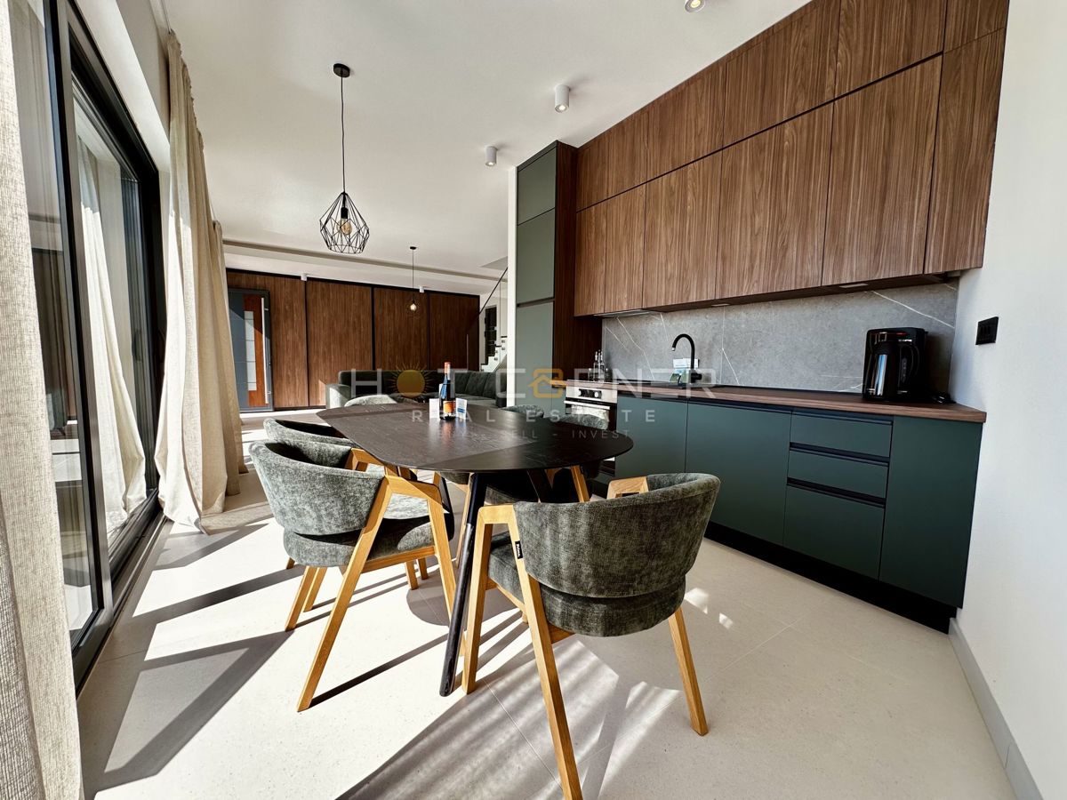 immobiliare di lusso a medulin, 3 ville+barca