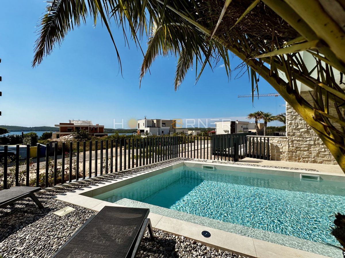 immobiliare di lusso a medulin, 3 ville+barca