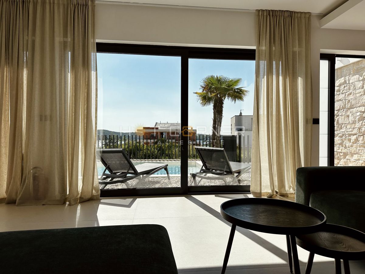 immobiliare di lusso a medulin, 3 ville+barca