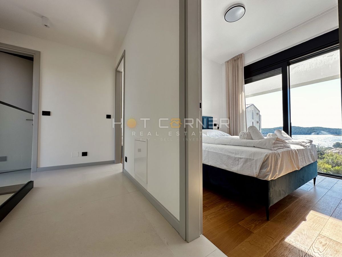 immobiliare di lusso a medulin, 3 ville+barca