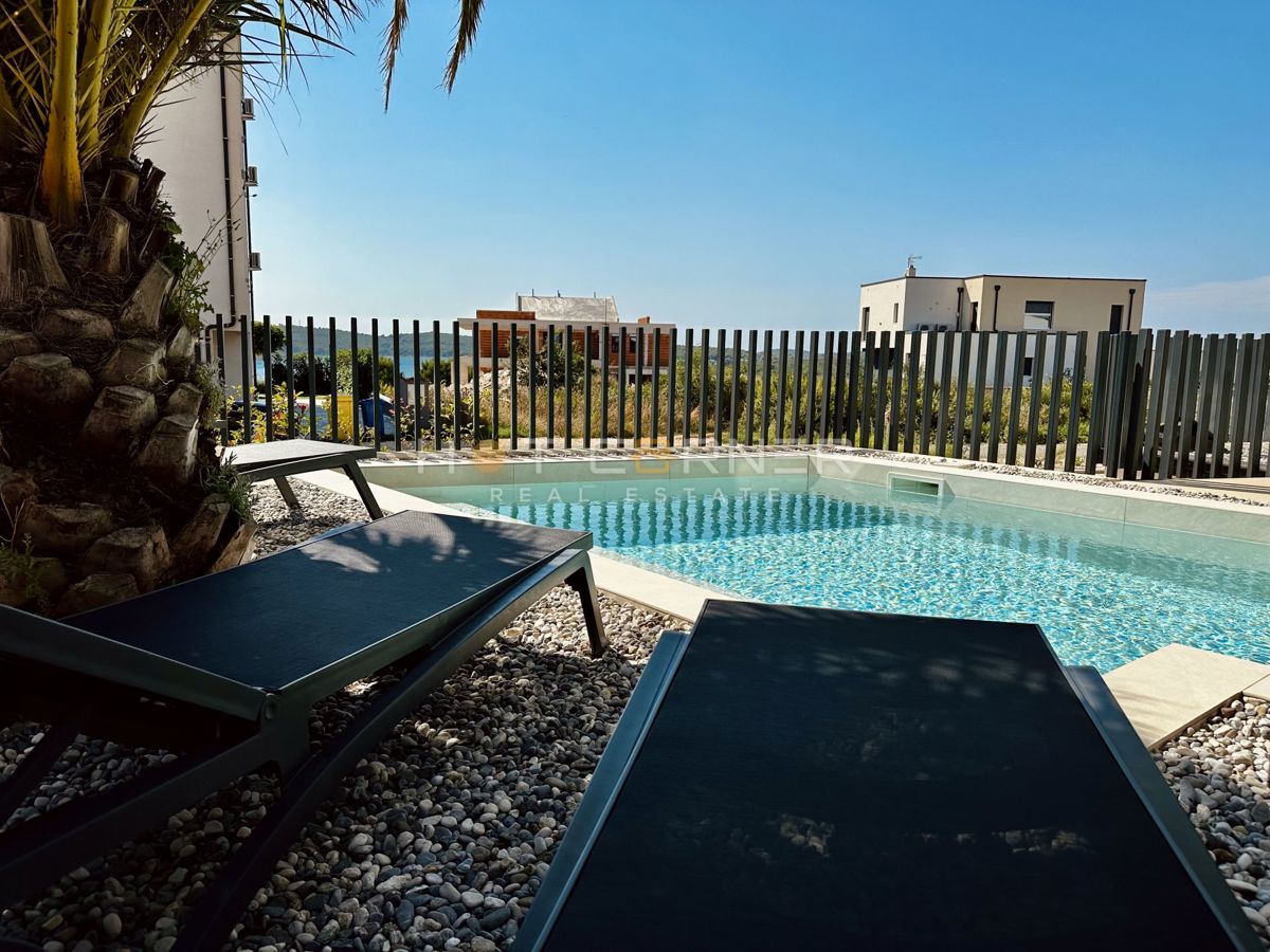 immobiliare di lusso a medulin, 3 ville+barca