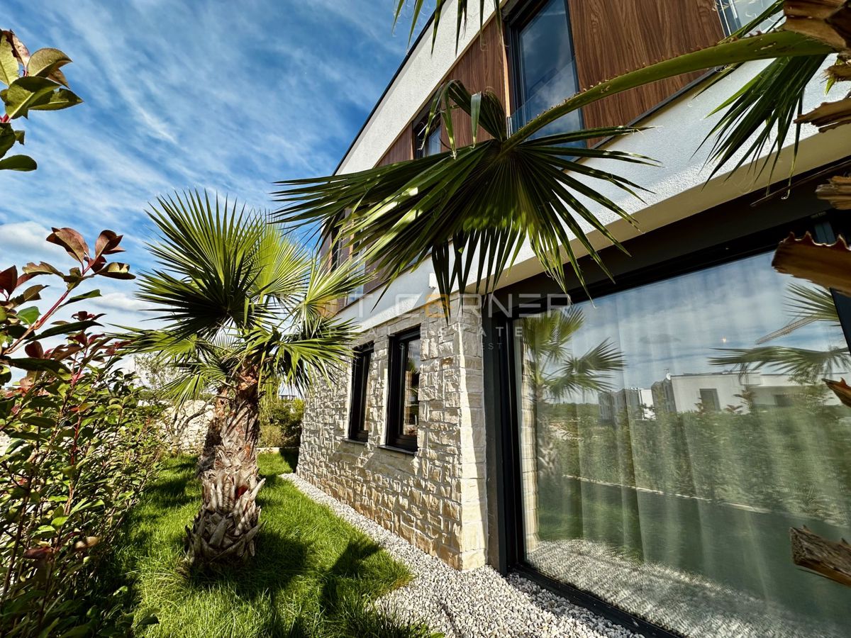 immobiliare di lusso a medulin, 3 ville+barca