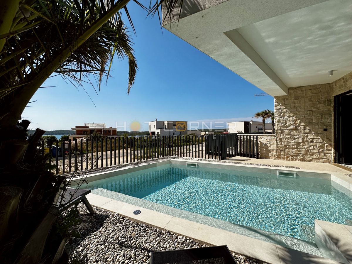 immobiliare di lusso a medulin, 3 ville+barca