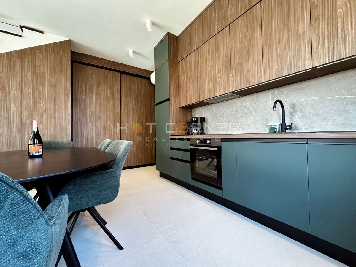 immobiliare di lusso a medulin, 3 ville+barca