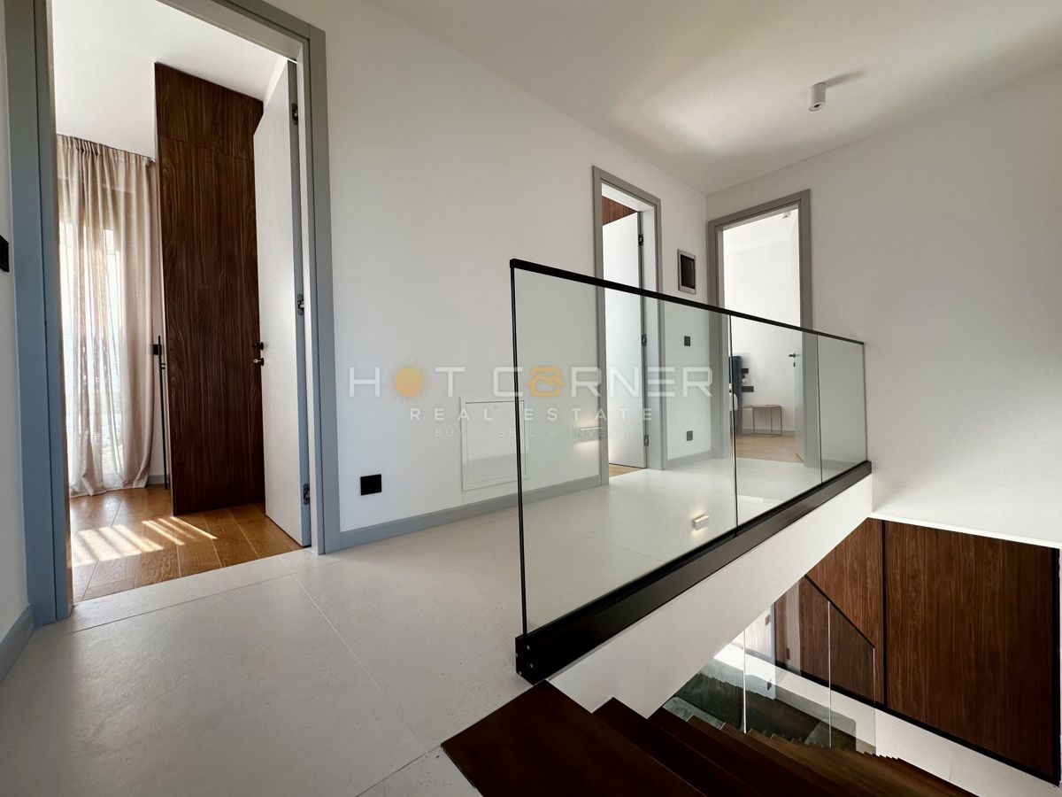 immobiliare di lusso a medulin, 3 ville+barca