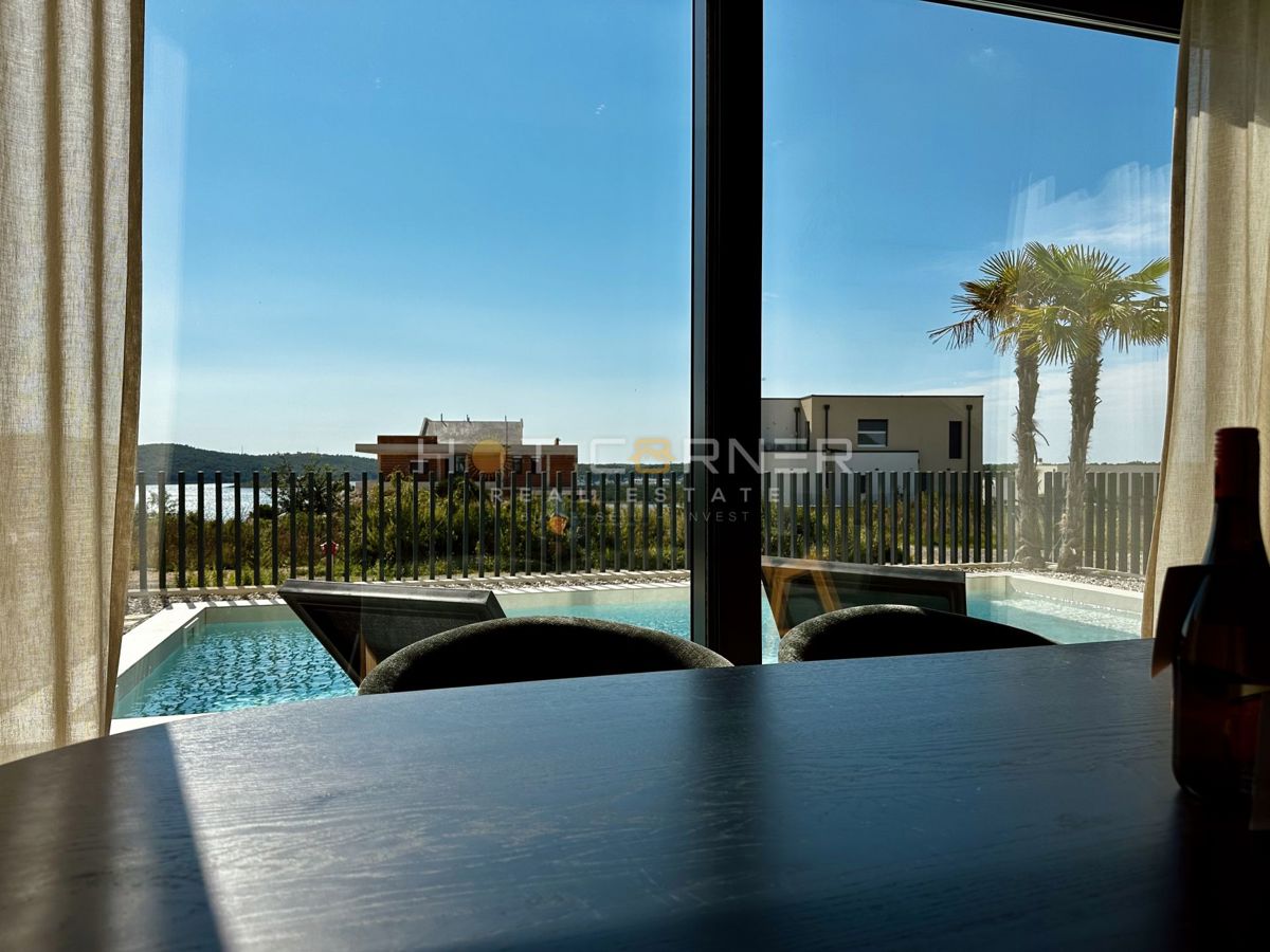 immobiliare di lusso a medulin, 3 ville+barca