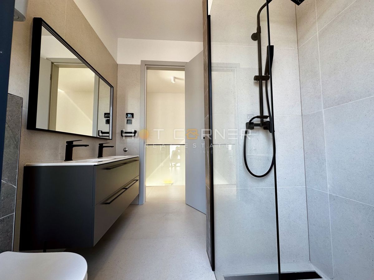 immobiliare di lusso a medulin, 3 ville+barca