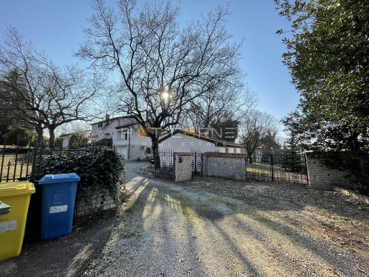 Parenzo, terreno edificabile di 3500 m2 + 2 appartamenti e una casa
