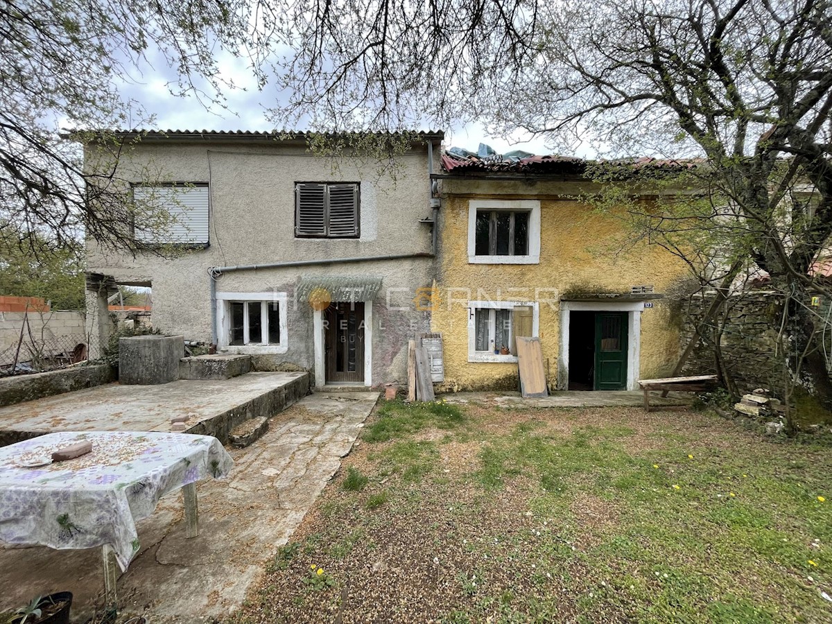 Svetvincenat, terreno edificabile 3570 m2 + casa in pietra d'Istria