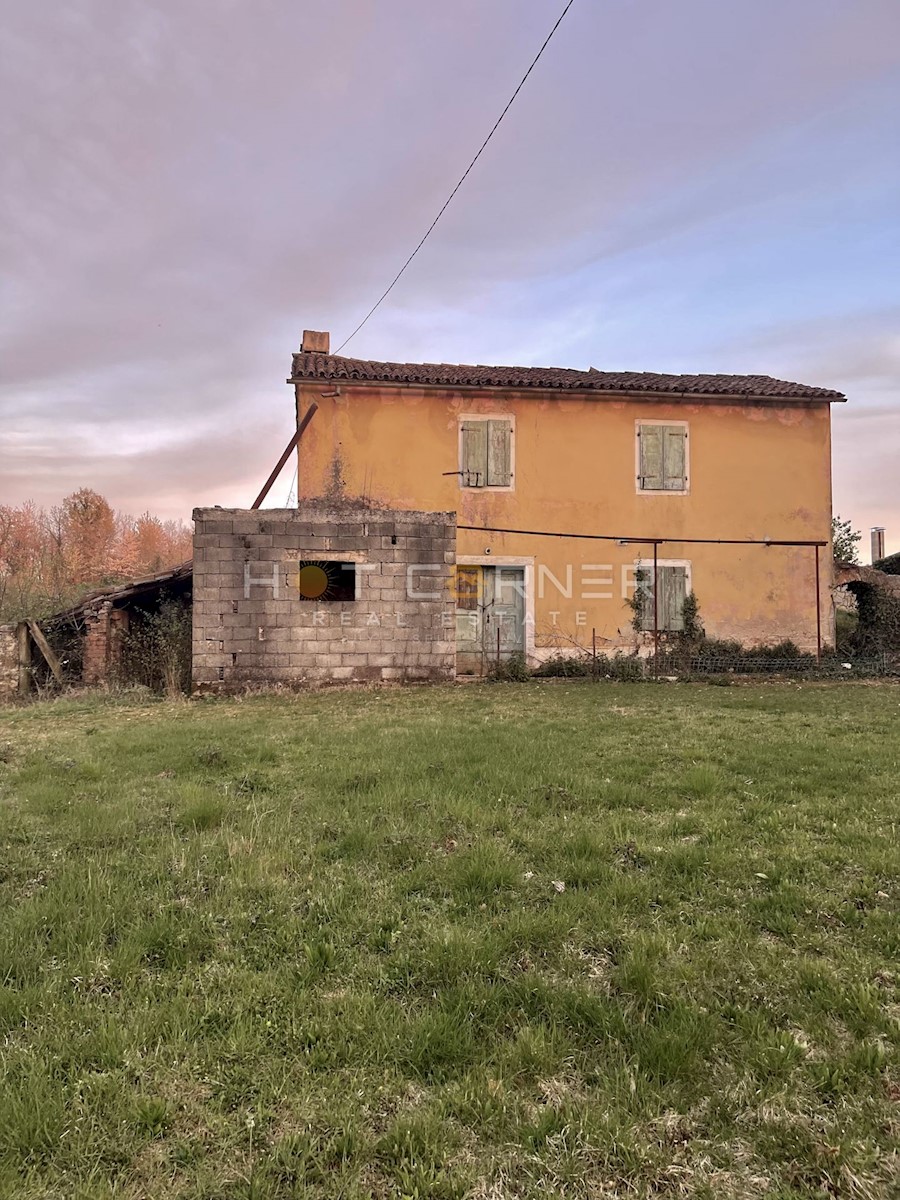 Visinada, casa istriana su un terreno di 1000 m2 + 6215m2 di terreno agricolo