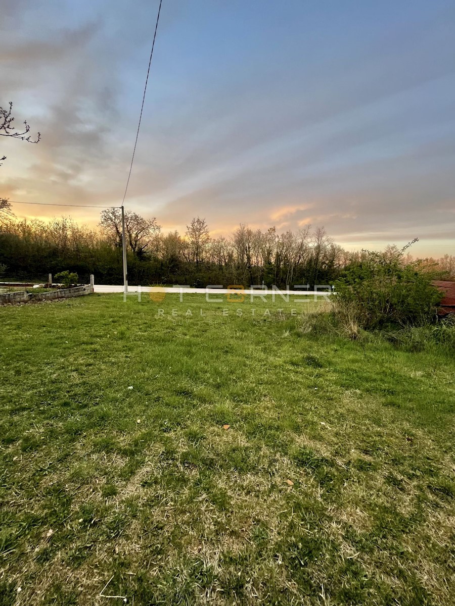 Visinada, casa istriana su un terreno di 1000 m2 + 6215m2 di terreno agricolo