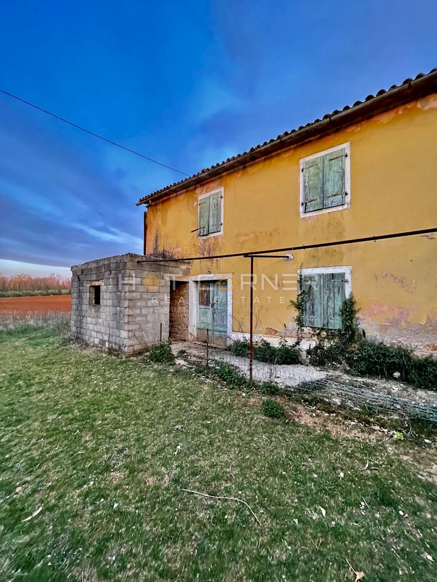 Visinada, casa istriana su un terreno di 1000 m2 + 6215m2 di terreno agricolo