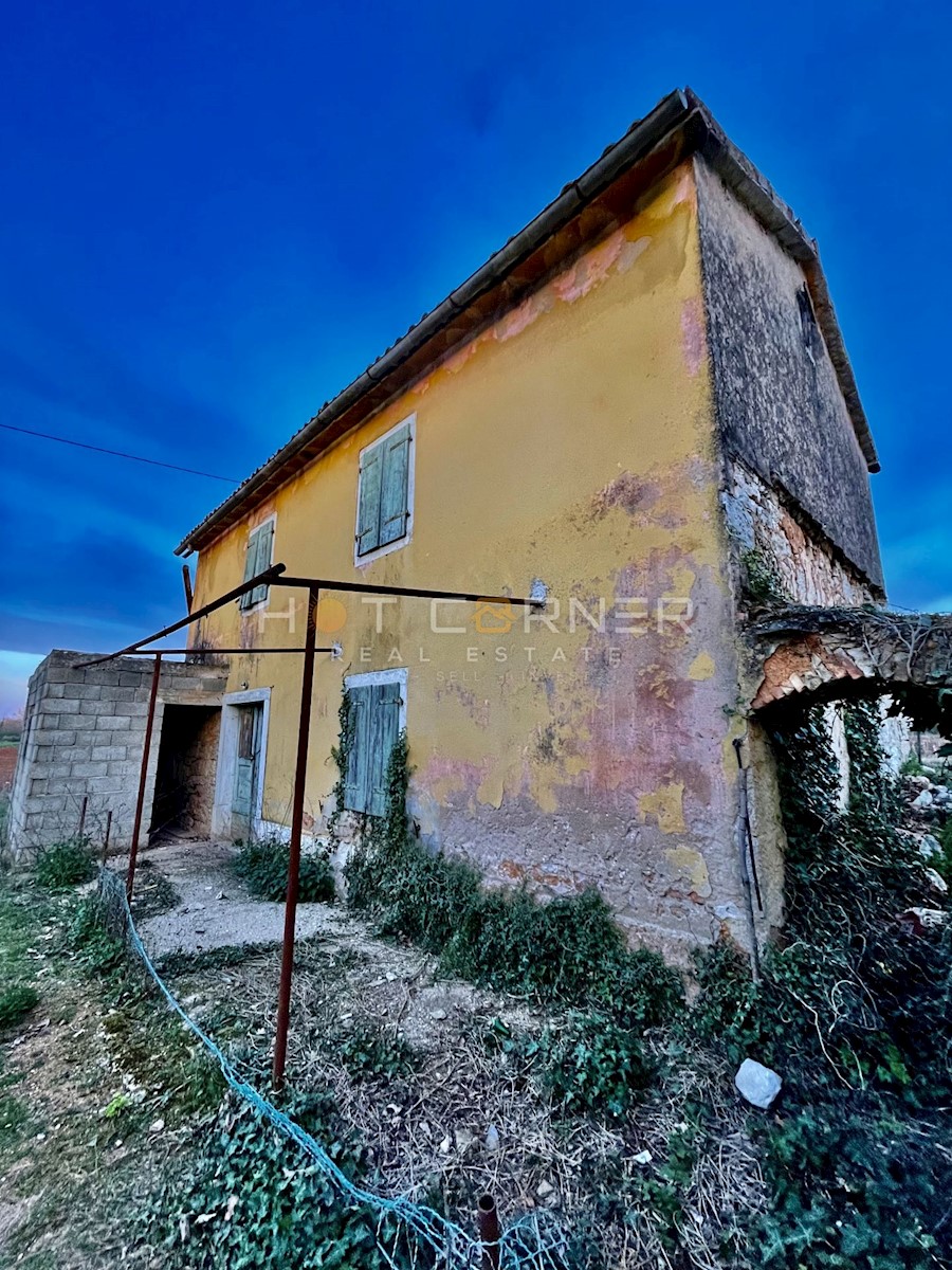 Visinada, casa istriana su un terreno di 1000 m2 + 6215m2 di terreno agricolo