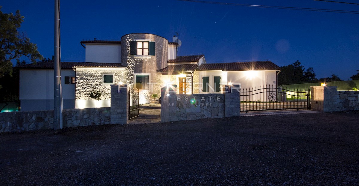 Villa istriana in stile retro rusticale con piscina e giardino di 1900 m2, 2 km dal mare!